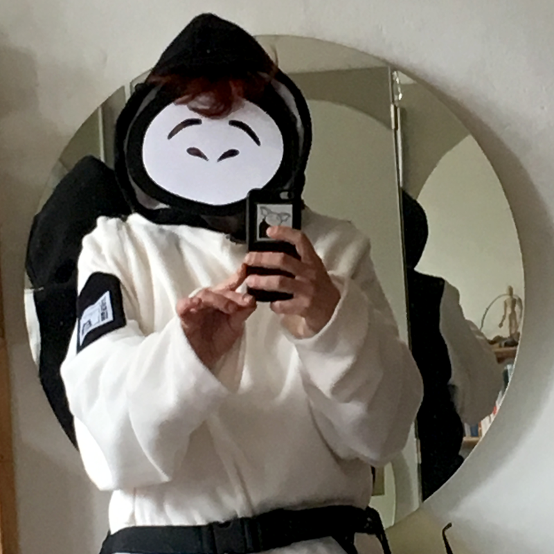 Selbsportrait Erfinderin Verena Vogler  in einem weißen Huggle "Classic", 2018